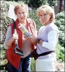 Au dbut de la srie, Laura, marie depuis 27 ans, est quitte par son mari qui a rencontr une jeune femme de 23 ans. Elle s'en va de sa maison, mais avant de monter en taxi, que fait-elle ?