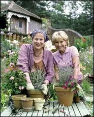 Que dcident-elles alors toutes deux de faire, ayant sympathis en se rencontrant  l'auberge du village, l'Htel du cerf ?