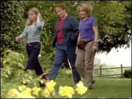 Dans le parc du chteau de la popstar, en bchant, elles dcouvrent des ossements. Il s'agit du cadavre... ?