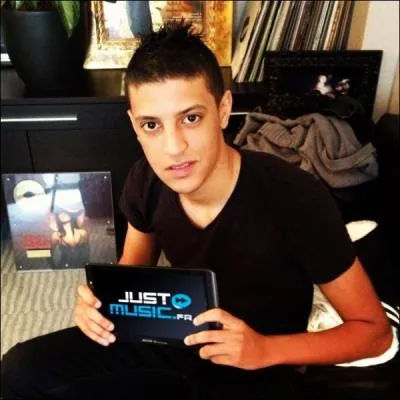 Quand a-t-il fait ses dbuts et avec quelle chanson ?