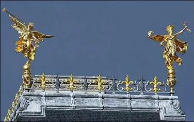 Sur quel btiment rennais trnent ces statues ?