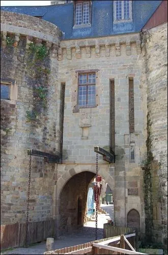 Ce vestige de l'enceinte mdivale de Rennes s'appelle...