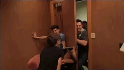 Comment s'appelle le manager des garons ?