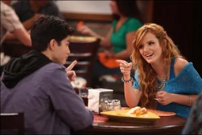 Dans l'pisode 8, quelle est la mascotte que doit jouer CeCe pour son nouveau travail ?