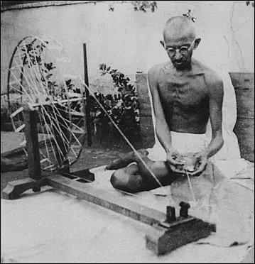 Le rouet a t l'instrument emblmatique de Gandhi contre la tutelle britannique. Il en fera le symbole de ... .