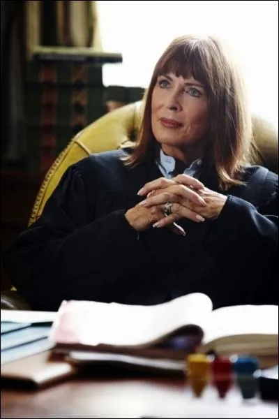 Megan qui a dpass la cinquantaine mais flirte avec son collgue beau gosse, a une mre qui est... retraite, mais non, elle est juge. Et cette mre de 70 balais au moins...