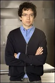 Dans son quipe, Megan a bien sr celui qu'on envoie dans l'un des pisodes ramasser du crottin de cheval alors qu'il est au moins Bac plus 12 en sciences, le. .  ?