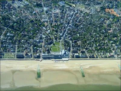 Marcel Proust, comme de nombreux bourgeois et aristocates, affectionnait cette station balnaire normande :