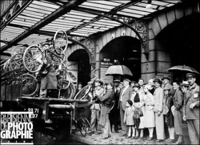 En quelle anne les deux semaines de congs pays sont-elles adoptes en France ?