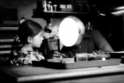 Elle donne la rplique  ... .