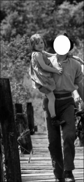 Elle donne la rplique  ... .