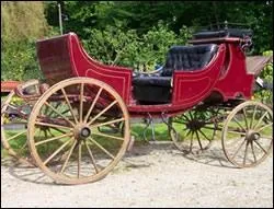 Quelle est cette voiture attele  4 roues et 4 places en vis--vis, plus 2 strapontins,  double capote mobile, attele  2 ou  4 chevaux, et qui ne transporte pas que des bbs ?