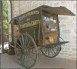 Quel est le nom de la charrette  2 roues, tire par un cheval,  caisse ferme avec 2 banquettes dans le sens de la marche, type mme de la voiture de livraison pour les bouchers, laitiers ... ?