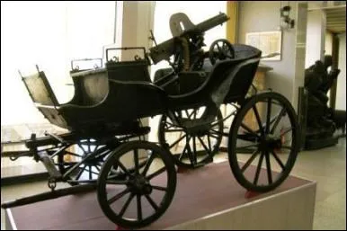 Comment s'appelait ce chariot ouvert avec une mitrailleuse lourde installe  l'arrire, d'origine russe ?