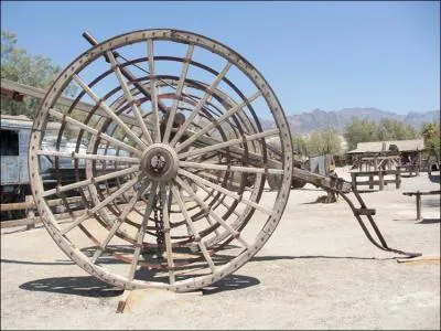 Quel est cet engin forestier, de type fardier, qui servait au transport des troncs d'arbre ordinairement peu de temps aprs leur abattage ?