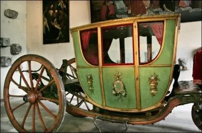Quel est ce vhicule hippomobile  quatre roues, ferm, parfois aux armes d'une famille aristocratique, et dont le nom voque souvent le luxe et le pouvoir ?