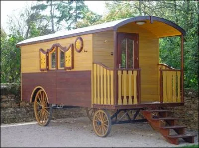 Quel est l'habitat nomade en bois qui est utilis pour voyager en gnral par les gens du voyage, les tziganes ou autre, en bois et  4 roues ?