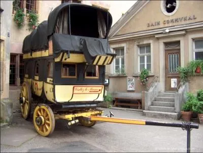 Quelle est cette voiture hippomobile destine  l'origine au transport des dpches et du courrier en gnral, apparue en France vers 1800 ?