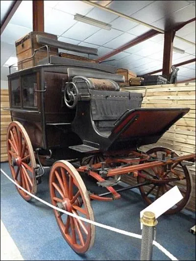 Comment se nomme ce vhicule  traction hippomobile qui assure un service de transport public ?