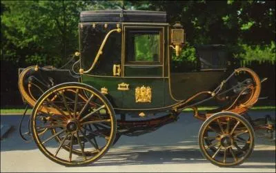 Comment s'appelle cette voiture hippomobile spcialement amnage pour permettre  ses occupants de s'y allonger pour dormir ?