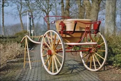 Quel est le nom de la voiture hippomobile lgre, de type cabriolet,  deux roues, ouverte, avec ou sans capote , invente en 1815 en Angleterre, qui porte le nom du carrossier qui l'a mise au point ?