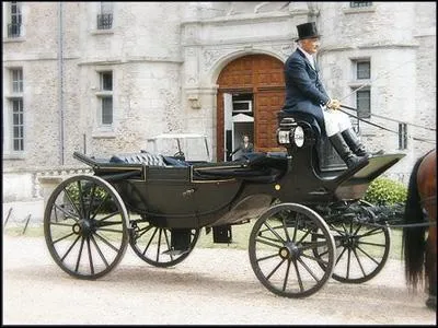 Au XIXme sicle, c'est une voiture lgante, dcouverte, munie d'une capote repliable,  4 roues, et  4 places en vis--vis. Quel est son nom ?