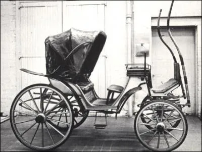 Cette voiture  4 roues, caractrise par un sige de meneur important et confortable, souvent en rotonde, lev sur la caisse, avec ou sans capote, porte le nom du fils d'Hlios. Quel est-il ?