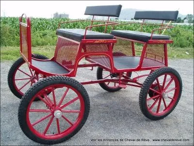 Quel est le nom de cette voiture hippomobile lgre, ouverte,  deux roues et deux places, invente en 1777 par le carrossier parisien Boquet ?