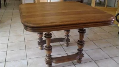 De quel style est cette table, dont les bords ne risquent pas de blesser les enfants ?