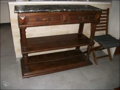 Ce meuble sert d'appoint pour poser des choses, lors d'un repas par exemple. Quel est son nom ?