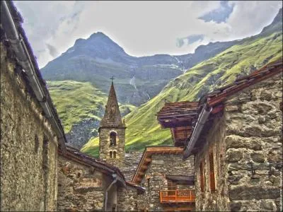 Je suis un village de Savoie, situ entre le parc national de la Vanoise et celui du grand Paradis en Italie, par dessus mes toits culminent des sommets de prs de 4000 m, qui suis-je ?