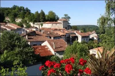 Aubeterre-sur-Dronne adoss  la falaise, o vous visiterez l'trange glise monolithe Saint-Jean et l'glise Saint-Jacques avec sa belle faade romane se situe :