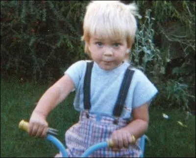 Ce petit cycliste est un acteur maintenant. Qui ?