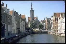 Quel est le surnom de la ville de Bruges ?