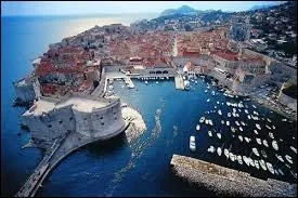 Comment surnomme-t-on la ville de Dubrovnik (en Croatie) ?