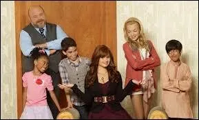 Qui joue Charles Esten ?