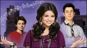 Dans quelle srie Disney joue Selena Gomez (rle principal) ?