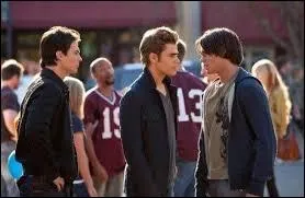 De qui Elena est-elle tombe amoureuse d'abord ?