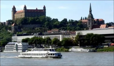 Quel fleuve traverse Bratislava ?