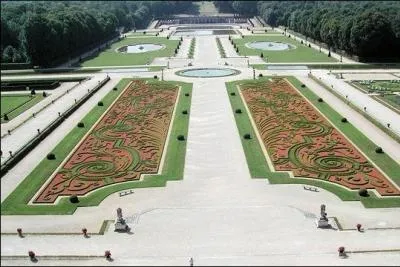 Sous le rgne de Louis XIV, un grand potager royal fut amnag dans le chteau de Versailles et gr par...