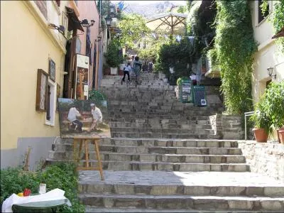 Dans quelle ville se trouve le quartier de Plaka ?