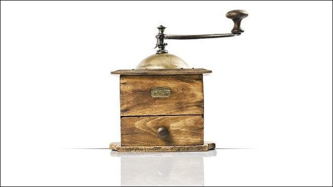Qui inventa en 1840 en France le moulin à café à main, cubique en bois, avec mécanisme intérieur en acier ?