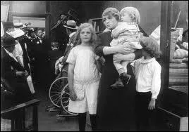 Quel est le pays d'origine du film  Ingeborg Holm  sorti en 1913 (ralis par Victor Sjstrm) ?