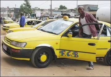 Ce taxi communal d'Abidjan circule �...