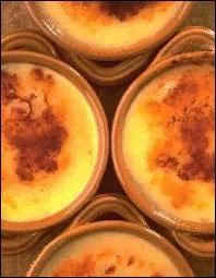 Laquelle de ces deux crmes fort semblables contient des zestes de citron rps et de la cannelle que l'autre ne contient pas ?