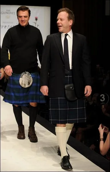 Voici Kiefer Sutherland et Chris Noth portant le kilt. Le prix moyen d'un kilt sur mesure est d'environ ?
