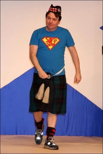 Amusant le podium, c'est Mike Myers, qui marie kilt et t-shirt. Qu'est-ce que le  crest  qui se porte avec le kilt ?