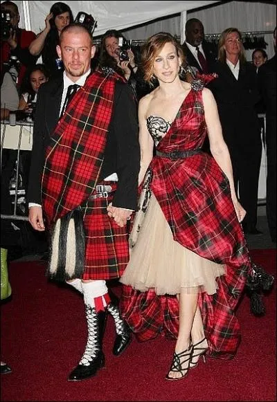Le couturier Alexander McQueen porte le kilt. Le costume traditionnel de l'cossais en kilt comprend le  sgian dubh  (prononcer skin dou), un petit couteau gliss dans la chaussette... ?