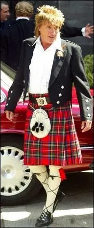 Voici Rod Stewart portant le kilt. Pour les mariages en kilt, que doit-on ajouter au revers gauche de la veste pour porter bonheur ?