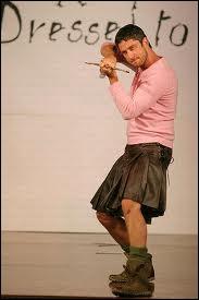 Craquant dans son pull rose et son kilt, c'est l'acteur Gerard Butler. Le kilt est un vtement traditionnel de quel lieu ?
